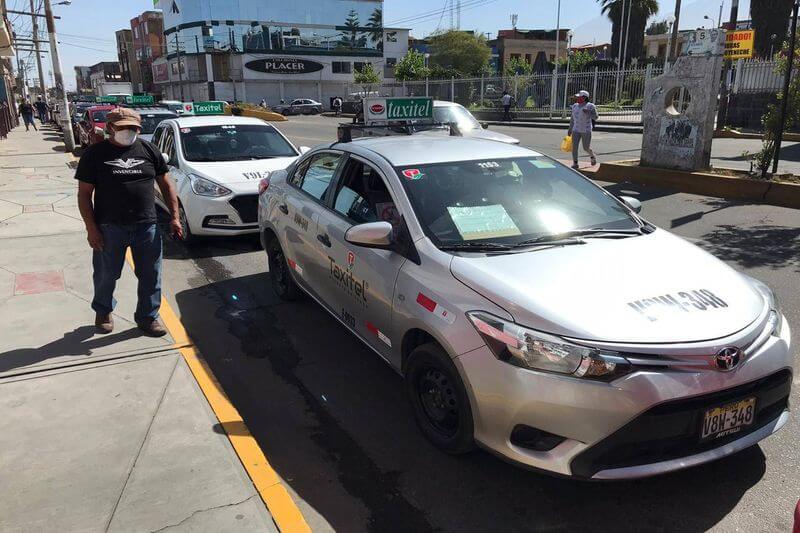 Taxistas se preparan para reanudar sus actividades laborales.