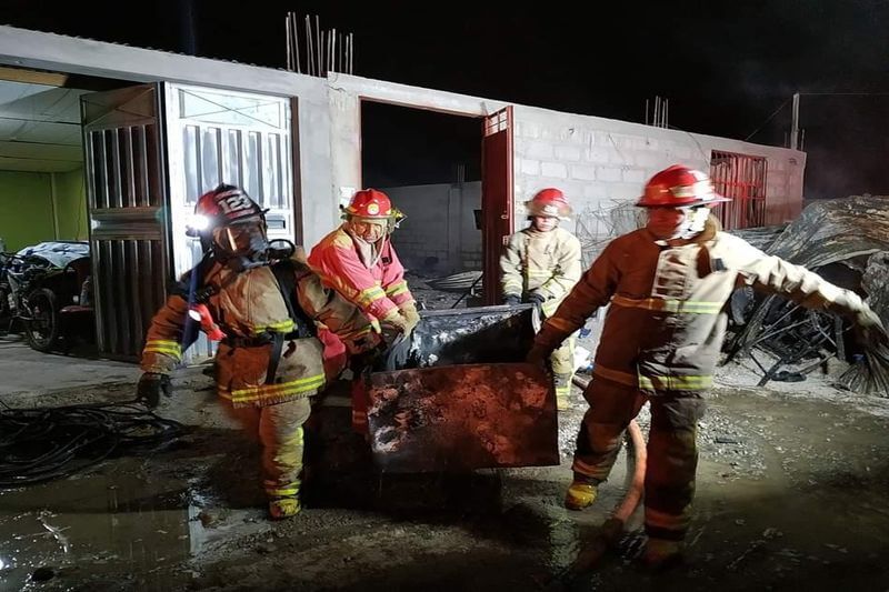 Integrantes de Cuerpo de Bomberos en Tacna laboran con equipos desfasados.