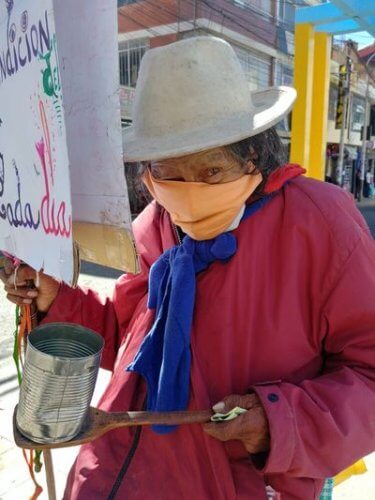 enfermo, sin empleo ni casa, apela a la caridad... pero regala felicidad