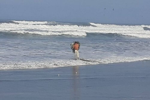 Significativa ceremonia se efectuó en La Punta. Se otorgó ofrenda floral al mar.