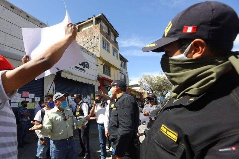 Pobladores reclaman al Gobierno por su precaria situación económica.