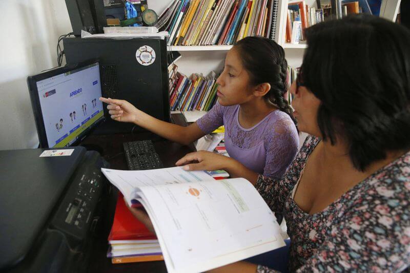 Estudiantes arequipeños se conectan a Aprendo en Casa por diferentes medios.