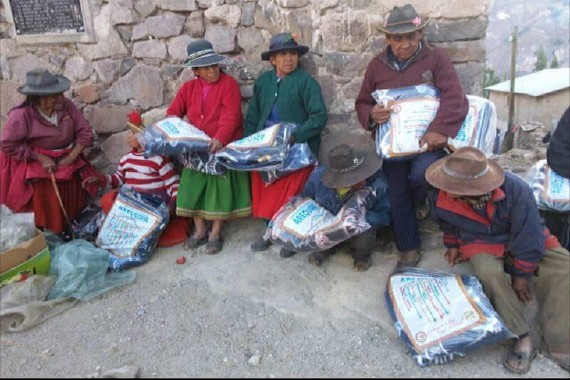 Coer Arequipa entrega frazadas para afrontar el frío a la población vulnerable.