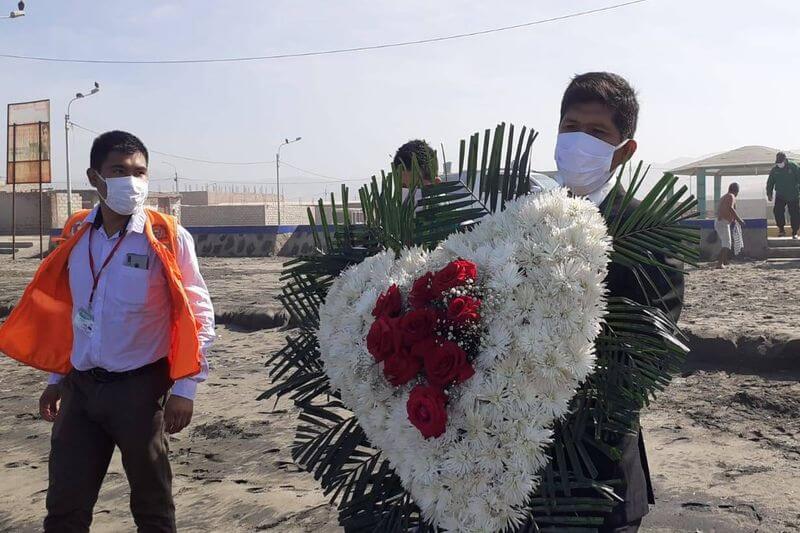 Significativa ceremonia se efectuó en La Punta. Se otorgó ofrenda floral al mar.