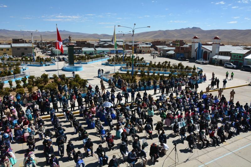 Centenares de pobladores estuvieron presentes.