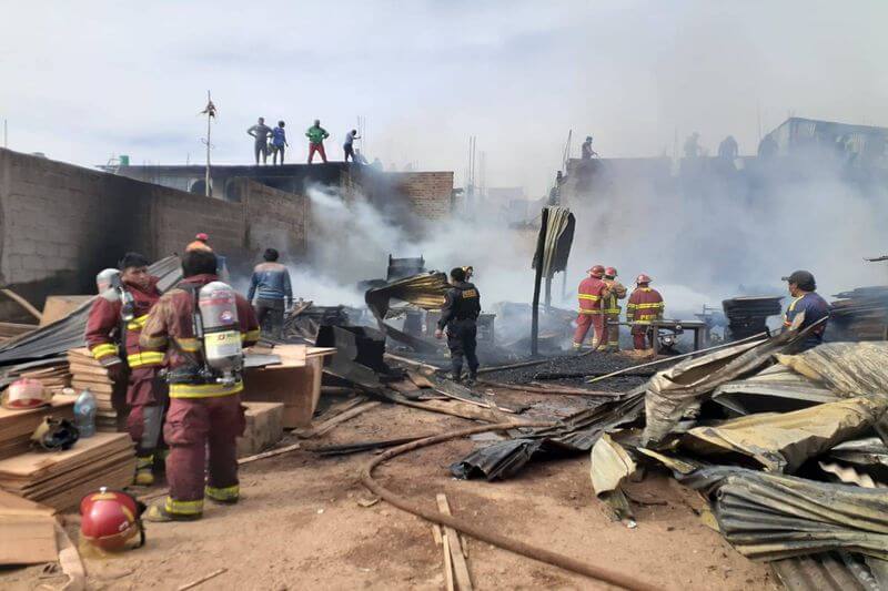 Bomberos, vecinos, policías y serenos, apagaban el fuego.