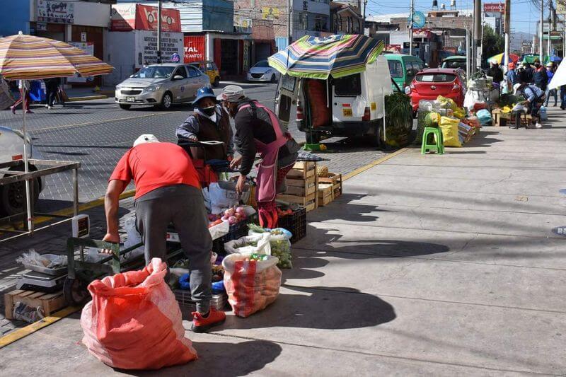 Comerciantes venden productos de primera necesidad como frutas y verduras.