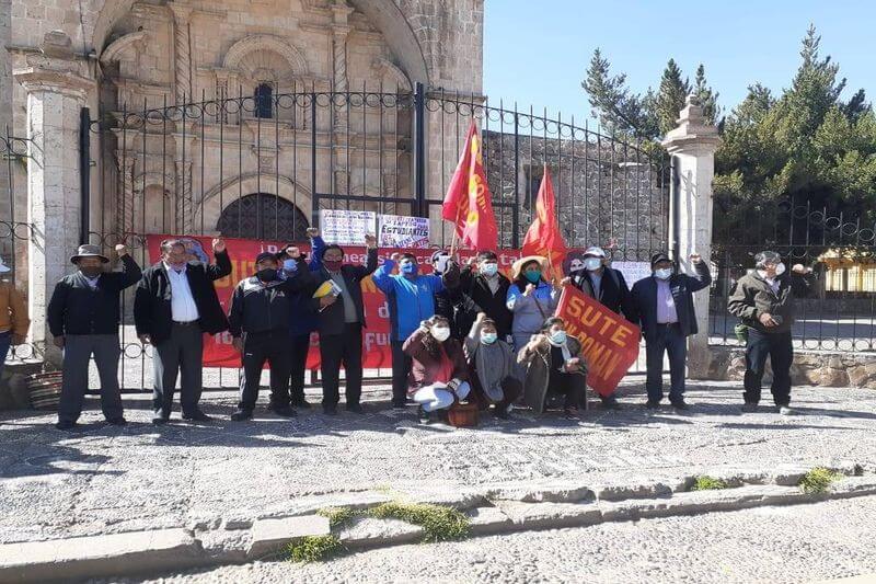 Profesores estuvieron reunidos en la Plaza de Armas.