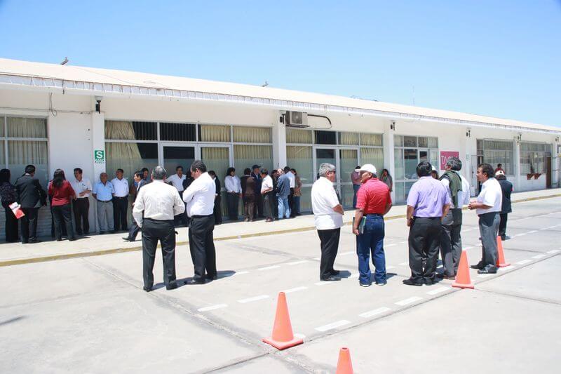 Más de 200 trabajadores del Gobierno Regional de Tacna reclaman incentivos.
