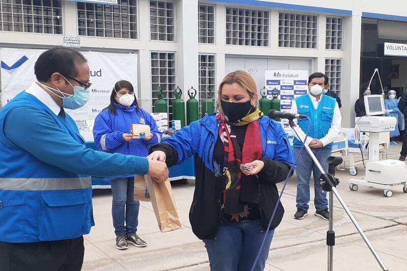 Funcionaria presentó una de 5 mil "bolsitas salvadoras" para asegurados y no asegurados.