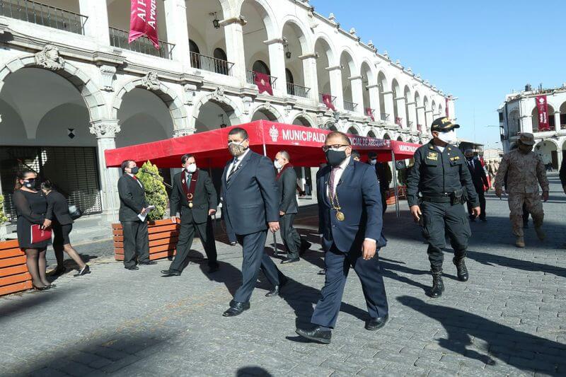 Autoridad participó en el izamiento de la Bandera de Arequipa.