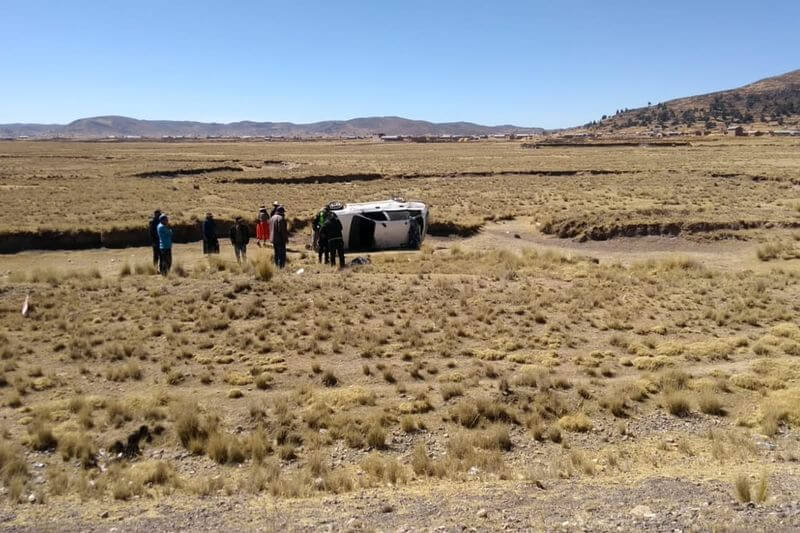 Tras siniestrarse en la vía Puno - Ilave, el auto fue a dar a unos 50 metros de la pista.