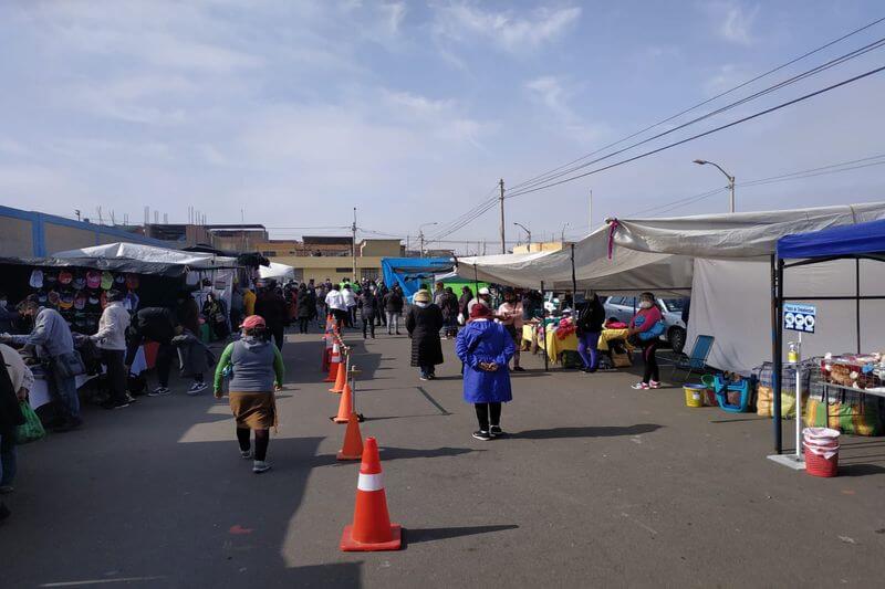 Calle fue tomada por vendedores y luego despejada por la Policía y municipio.