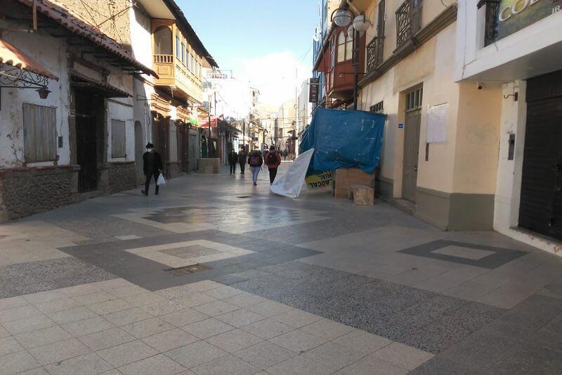 Una de las bancas fue tapada con plásticos.