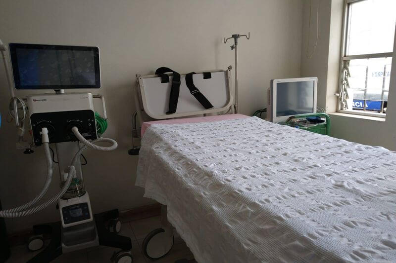 Una de las tres camas UCI que se instalan en hospital camanejo.