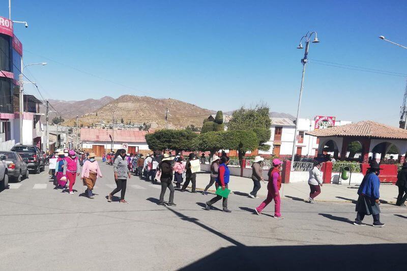 Regantes de Lupaja participaron ayer en una marcha de protesta en Tarata.