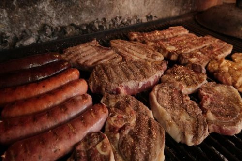 Ofrece variados cortes de carne, tanto nacionales como importados.