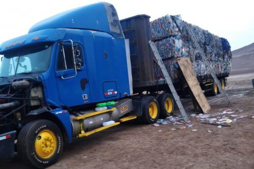 Mercadería estaba escondida debajo de cargamento de botellas de plástico.