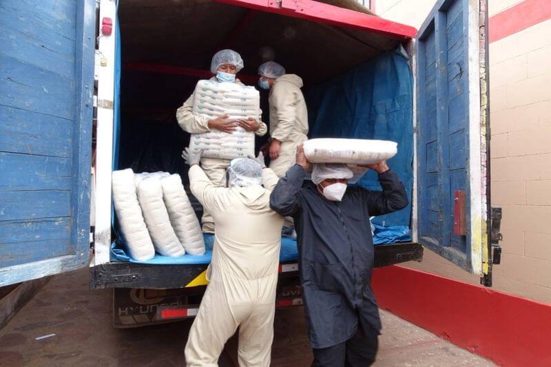 Distribuyen alimentos en la región de Puno.