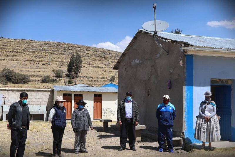 Realizan instalación de internet satelital para estudiantes.