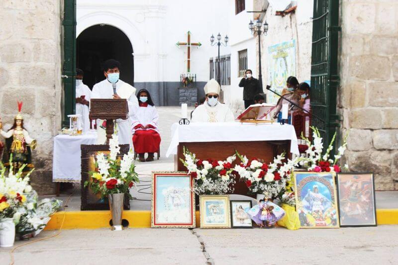 A la misa solo participaron autoridades quienes oyeron el sermón.