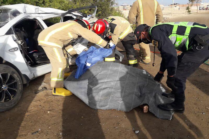 Vehículo quedó destrozado después del impacto con el poste.