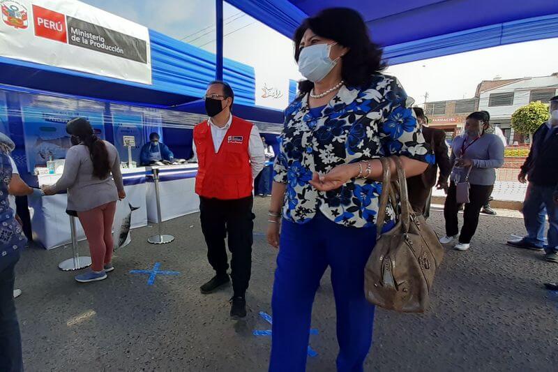 Ministro José Salardi recorrió feria de venta de pescado.