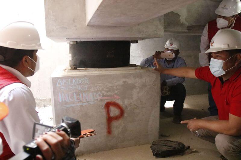 Ingenieros, Contraloría y congresista Héctor Maquera inspeccionaron construcción.