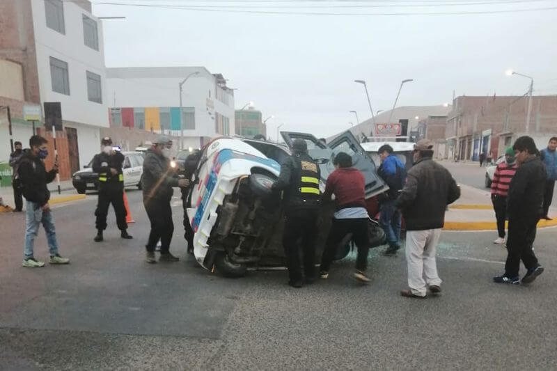 Uno de los vehículos terminó volcado sobre vía.