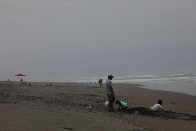 Familias ya están bajando a la playa para aprovechar antes del cierre.