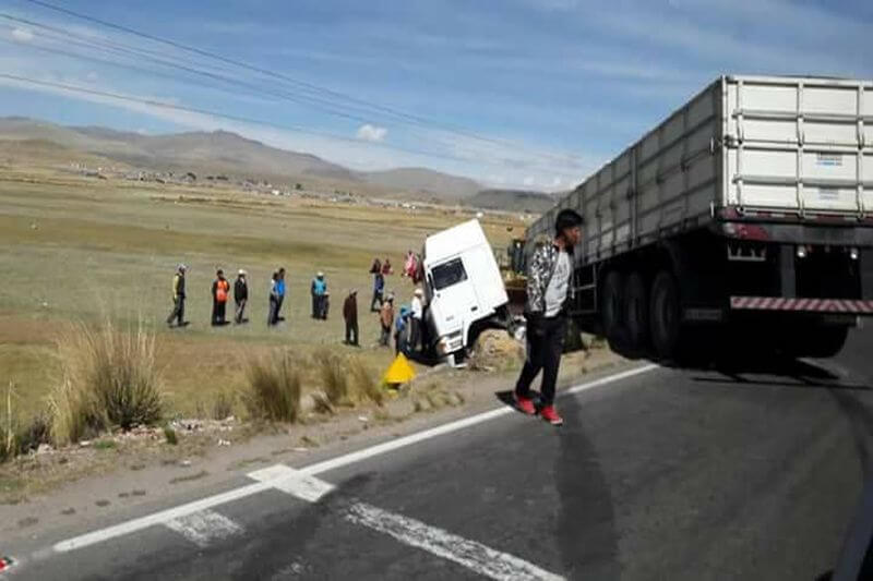 Tráiler boliviano terminó recostado en la carretera.