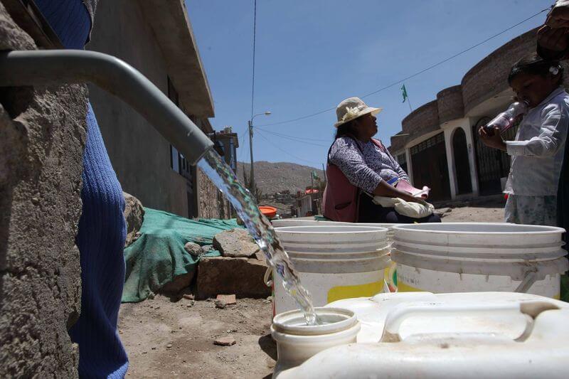 Pobladores reciben agua a través de piletas públicas. Proyecto está por ejecutarse.