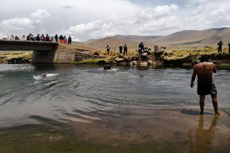 Carro se despista y se hunde en el río Callacami.