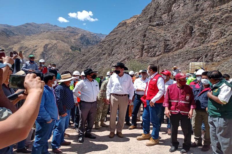 Vizcarra junto al alcalde de La Unión. Prometió ampliar el mantenimiento de la vía que une Arequipa con Ayacucho.