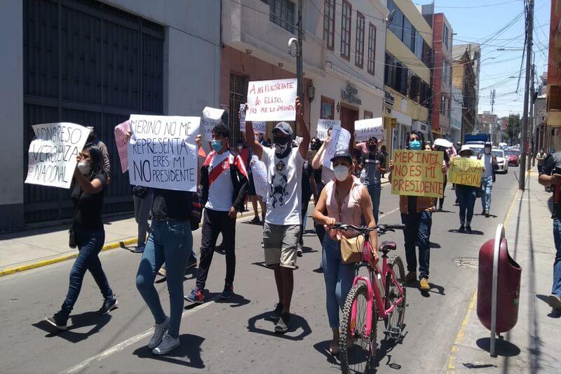 Jóvenes salieron a protestar a las calles la noche del lunes y este martes.