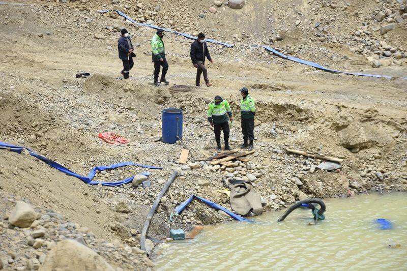 Unos 60 encapuchados atacaron el campamento de Oro Perú. Hubo cuantiosos daños materiales.