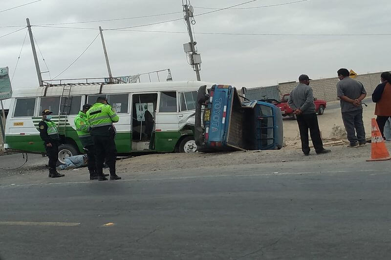 Vehículos quedaron fuera de carretera Costanera y derribaron un letrero.