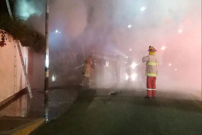 Incendio se reportó en el cruce de las calles Vicente Dagnino y Blondell.