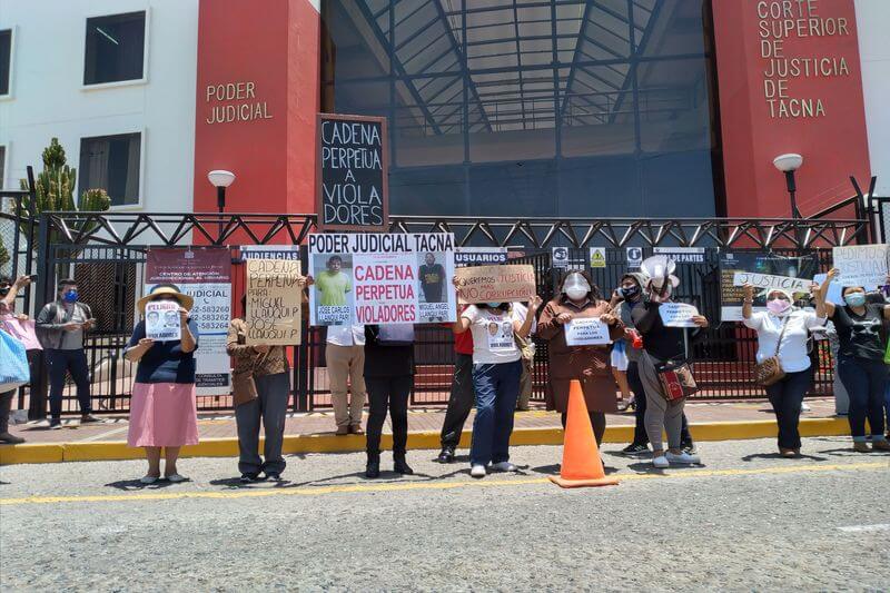 Con pancartas y arengas familia pidió justicia a tres jueces a cargo de proceso.