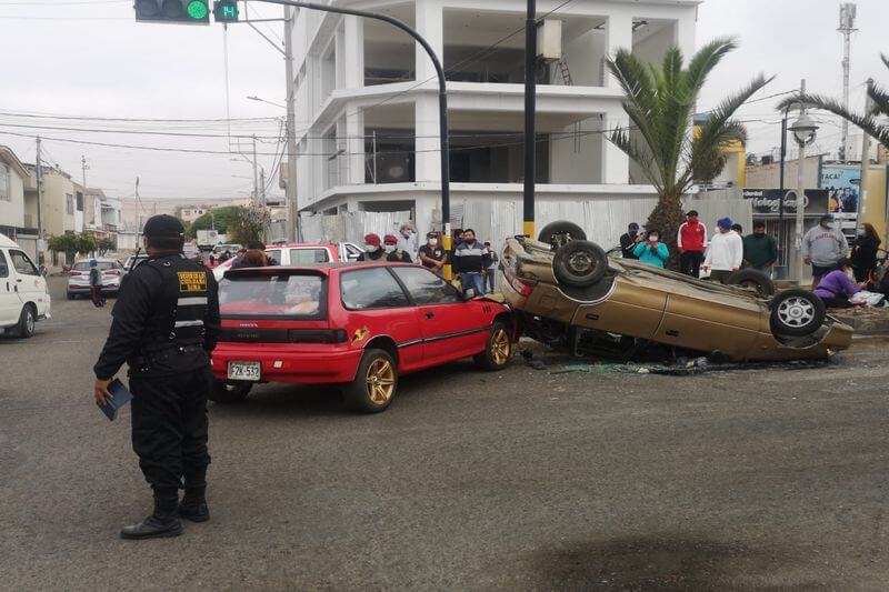 Vehículo terminó volcado cerca de berma central de la avenida Bolognesi.