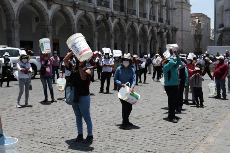 Los que cuentan con el líquido, denuncian que está contaminado.