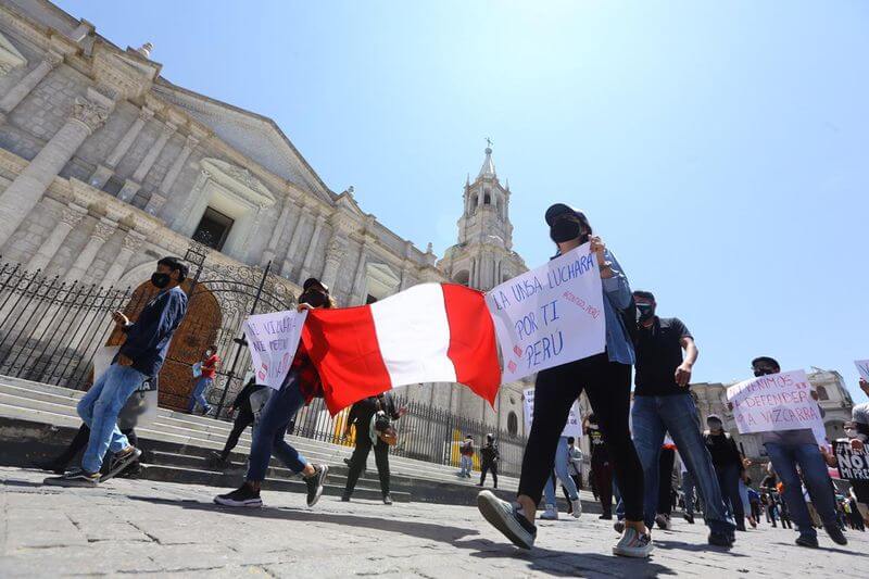 Piden a población usar mascarillas y mantener la distancia durante marchas.