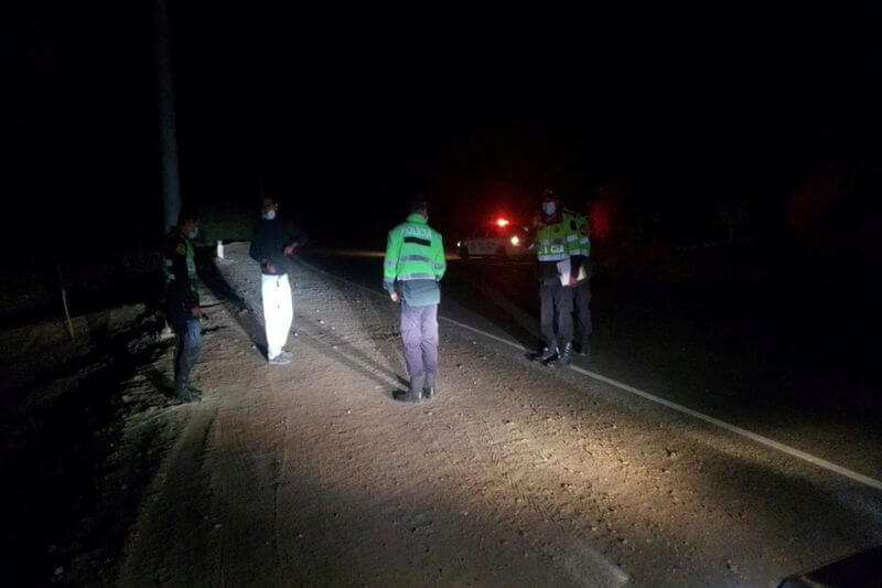 Agentes policiales verificaron lugares de accidentes para las investigaciones.