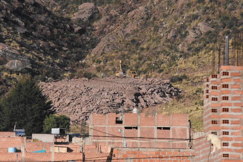 Los trabajos se hacen a unos 150 metros de las casas.