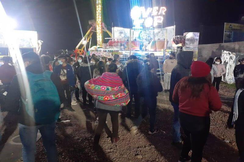 Juegos mecánicos en plena Plaza Zarumilla de Juliaca.