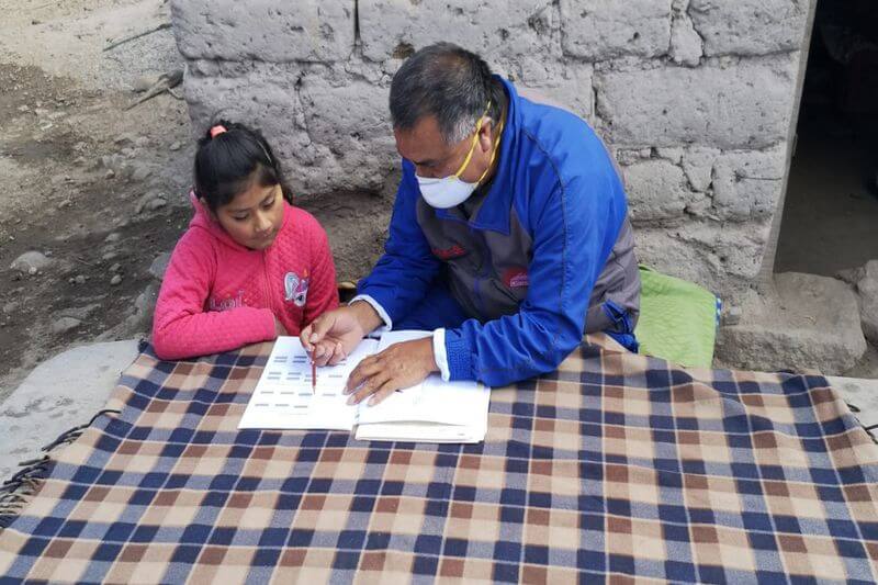 Profesor visita a los estudiantes para explicarles los aprendizajes de la semana