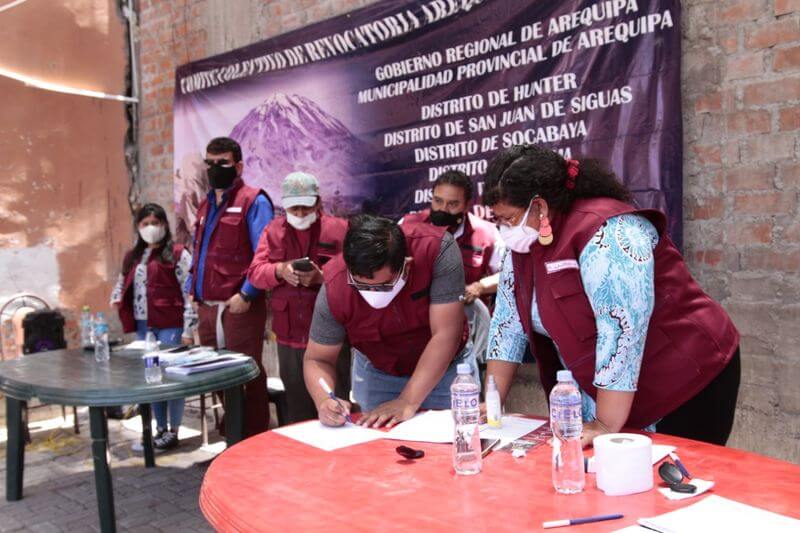 Más gremios se unen para recolectar firmas en contra de Cáceres Llica.