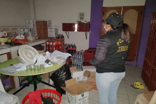 En el local se halló licores y cajas de cerveza.