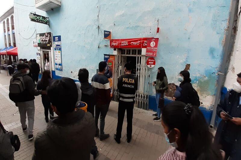 Agentes durante la inspección al local de ventas.