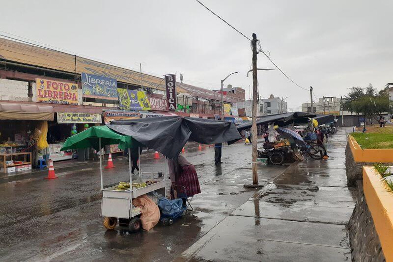 Charcos de agua se forman en las calles por las lluvias de los últimos días.